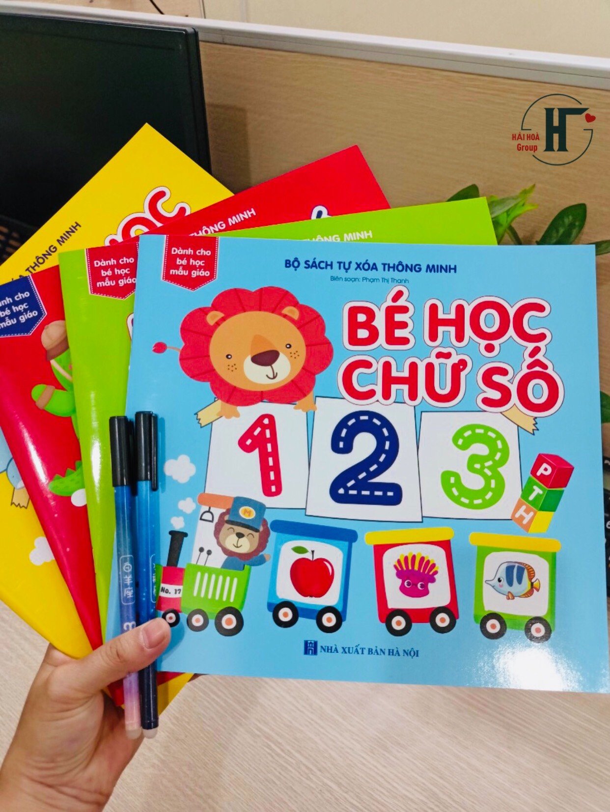Sách- Combo 4 cuốn sách tự xoá: Chữ số + Phép cộng + Chữ cái+ Hình khối màu sắc (Tặng kèm bút)