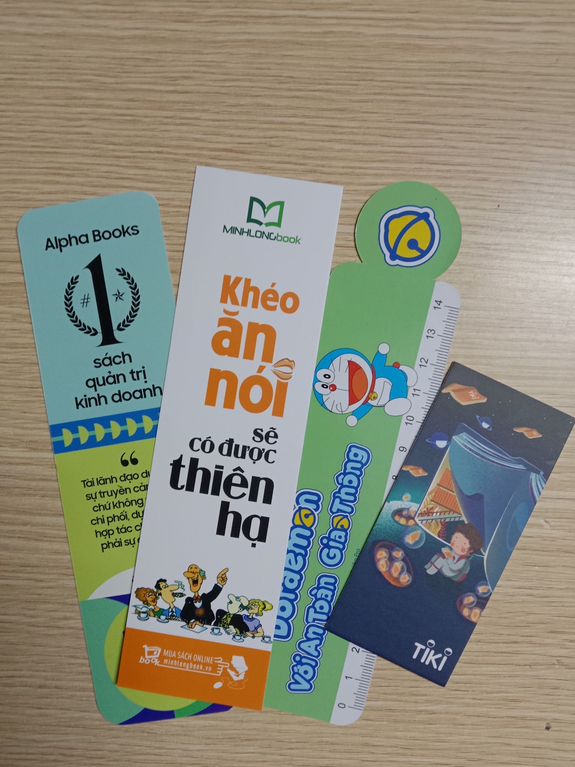 Combo 2 cuốn sách picture book song ngữ: Nụ Hôn Chúc Ngủ Ngon Dành Cho Gấu Mèo Chester + Trò Chơi Màu Sắc Dành Cho Gấu Mèo Chester Và Kẻ Bắt Nạt To Xác Xấu Xa ( Dành cho trẻ từ 0-3 tuổi) ( Tặng kèm Postcard Happy Life)