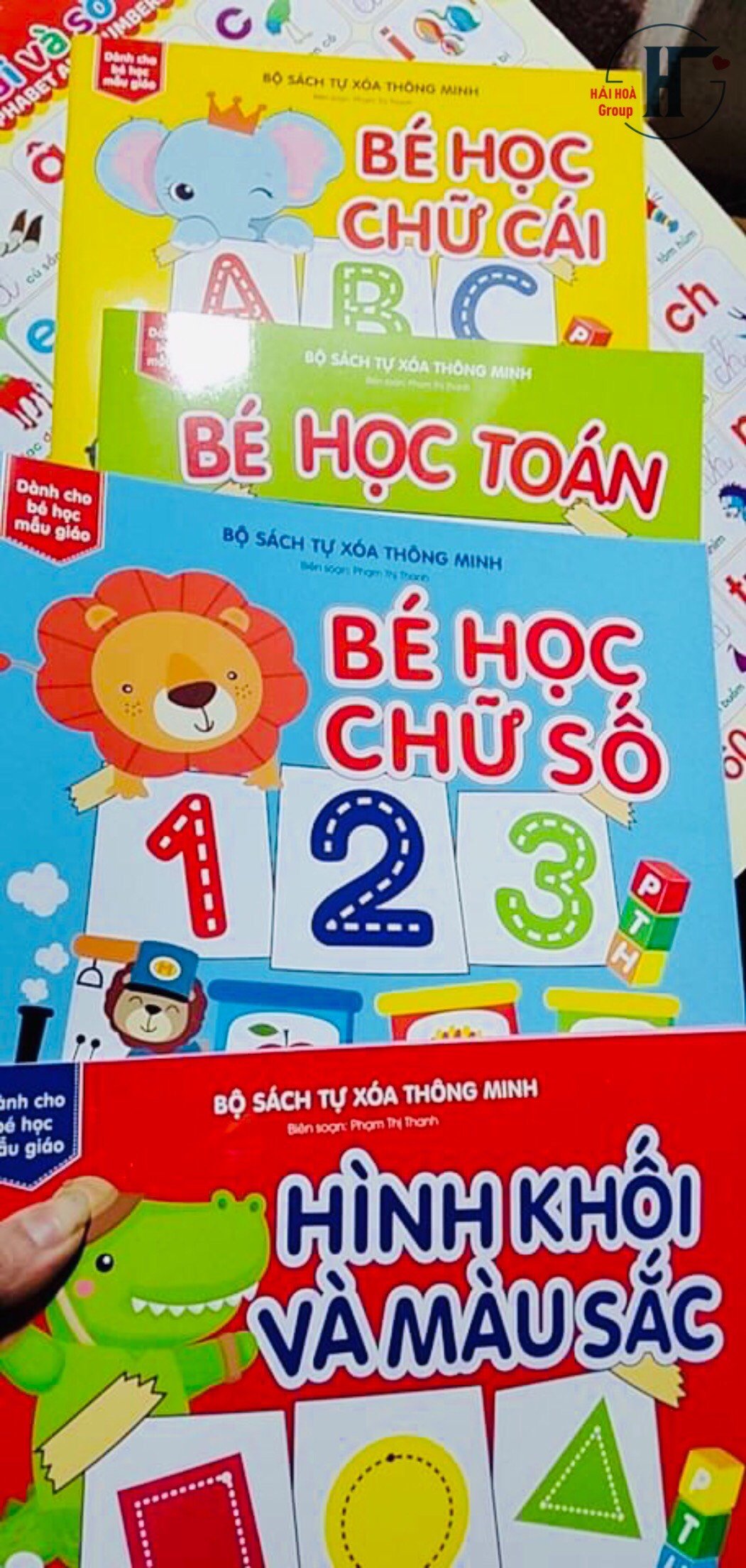 Sách- Combo 4 cuốn sách tự xoá: Chữ số + Phép cộng + Chữ cái+ Hình khối màu sắc (Tặng kèm bút)